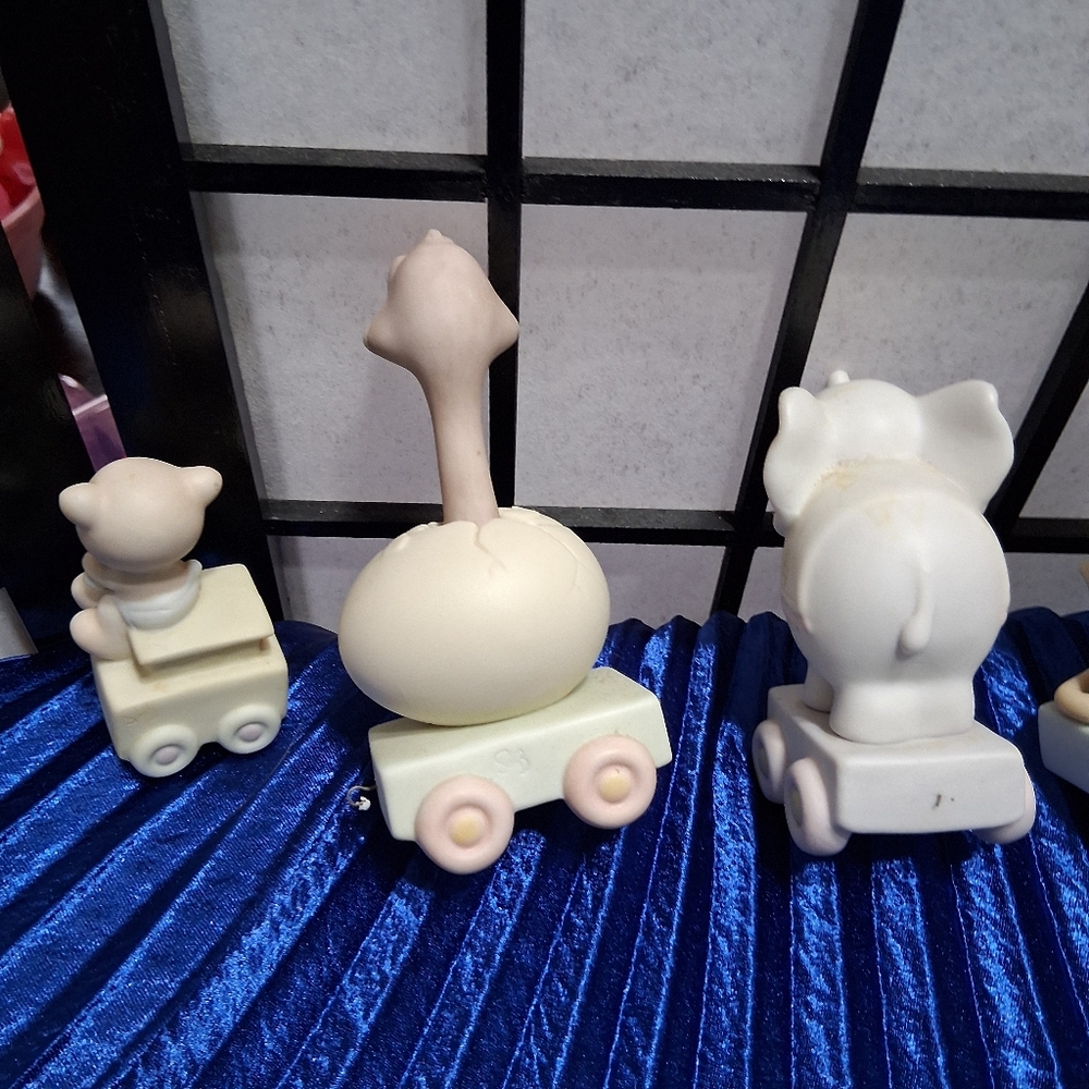 Precious Moments Animal Train Figurines - Cream and Blue - Picture 15 of 16